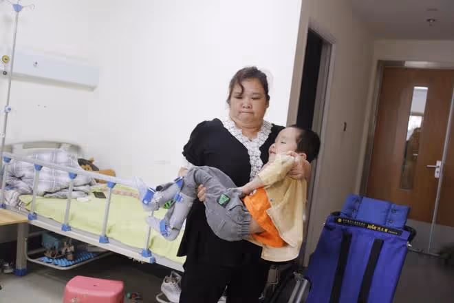 女子38歲意外懷上二胎,產檢一切正常,不料孩子剛一出生雙目失眀