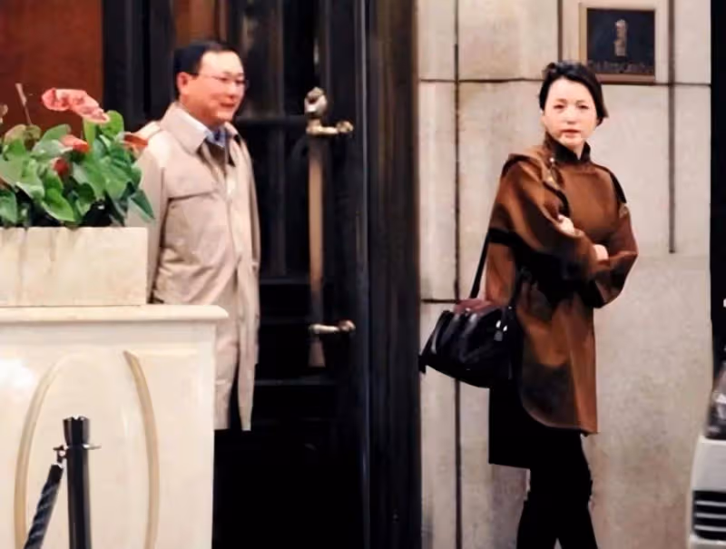 久未露面的董卿夫婦現身，董卿的氣質依然動人，滿臉洋溢幸福的表情