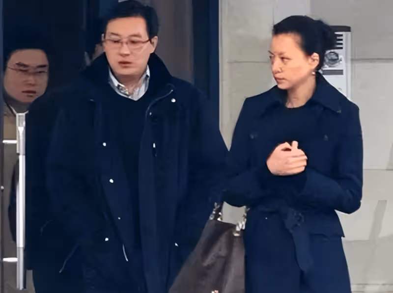 久未露面的董卿夫婦現身，董卿的氣質依然動人，滿臉洋溢幸福的表情
