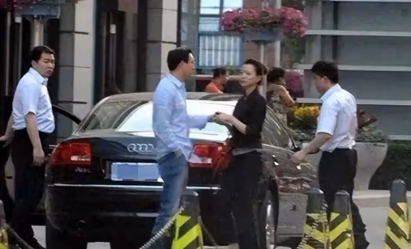 久未露面的董卿夫婦現身，董卿的氣質依然動人，滿臉洋溢幸福的表情