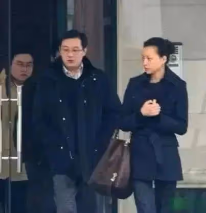 久未露面的董卿夫婦現身，董卿的氣質依然動人，滿臉洋溢幸福的表情