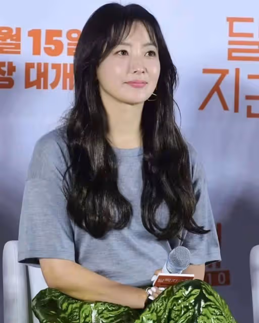 金喜善又帶火了一種減齡穿法：灰T恤+花花半身裙，美得像換了個人
