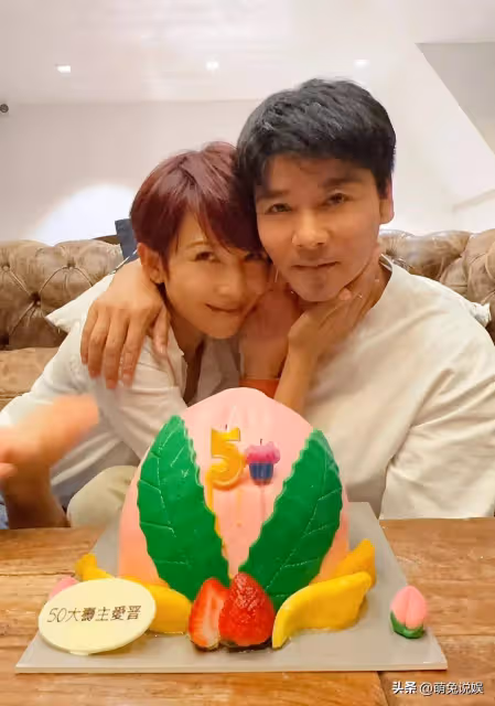 蔡少芬二女兒小學畢業，開心曬母女倆合照，11歲張信兒顏值隨媽媽