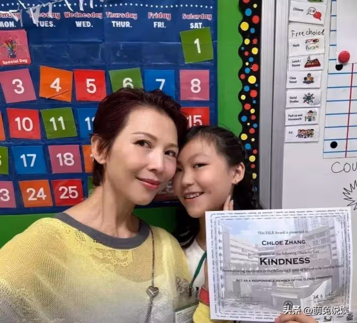 蔡少芬二女兒小學畢業，開心曬母女倆合照，11歲張信兒顏值隨媽媽