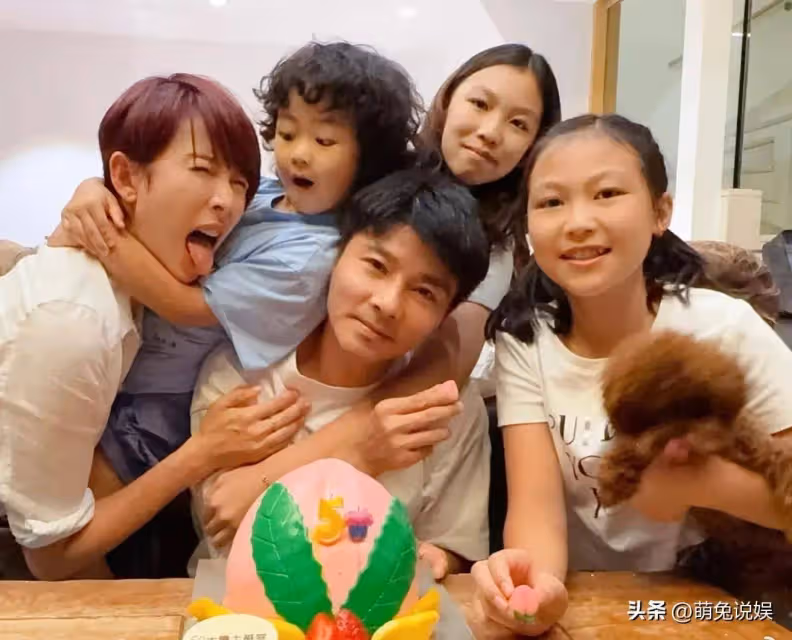 蔡少芬二女兒小學畢業，開心曬母女倆合照，11歲張信兒顏值隨媽媽