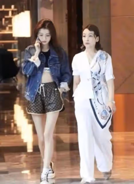 孫怡媽媽也太美了,撞臉李冰冰身材更精緻,年近6旬看著卻像30歲
