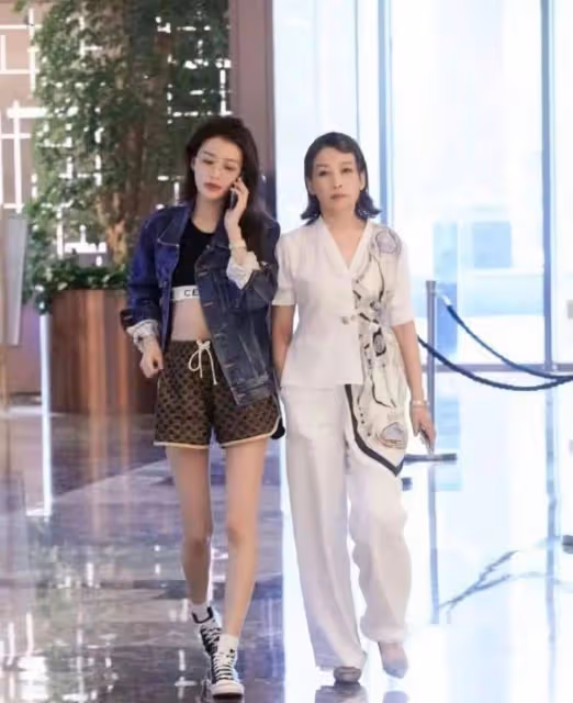 孫怡媽媽也太美了,撞臉李冰冰身材更精緻,年近6旬看著卻像30歲