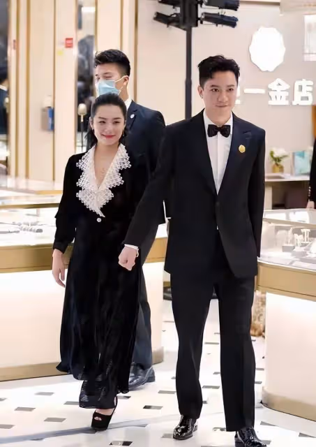 劉璇丈夫胖得太油膩!她發福後像闊太,踩20cm高跟仍比丈夫矮一頭