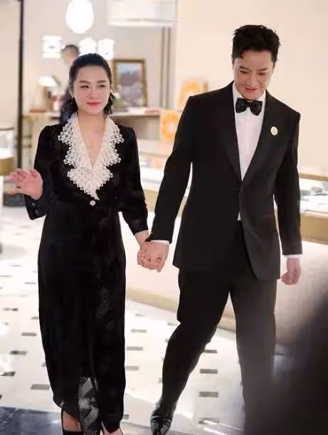 劉璇丈夫胖得太油膩!她發福後像闊太,踩20cm高跟仍比丈夫矮一頭