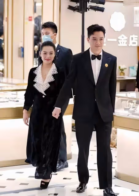 劉璇丈夫胖得太油膩!她發福後像闊太,踩20cm高跟仍比丈夫矮一頭