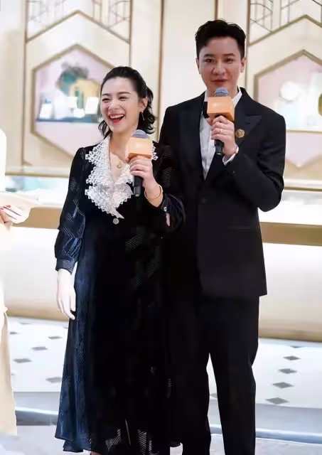 劉璇丈夫胖得太油膩!她發福後像闊太,踩20cm高跟仍比丈夫矮一頭