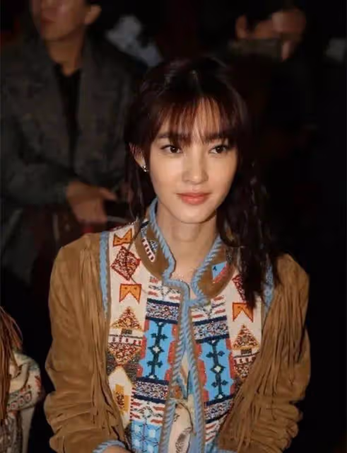 宋佳和王麗坤同框看秀,兩人同穿民族風連衣裙,大小姐和丫鬟的差距一目了然