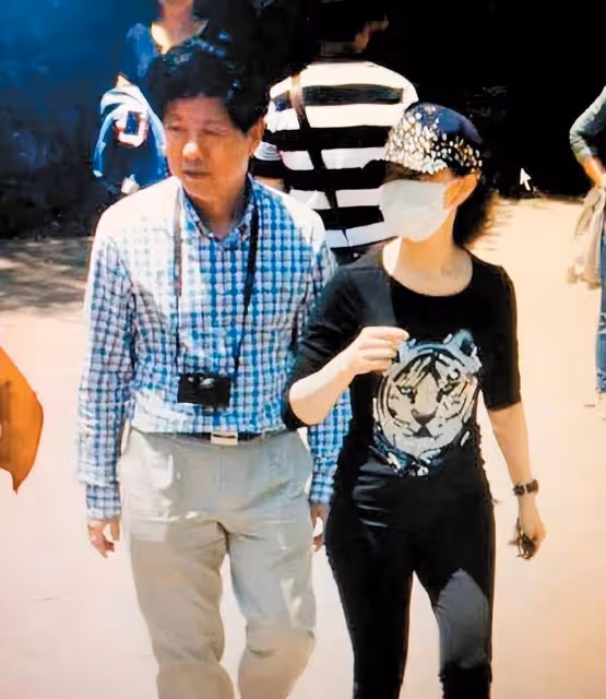 56歲宋祖英罕攜老公出遊!她開衫配絲巾美如貴婦,老公條紋衫西褲儒雅帥氣
