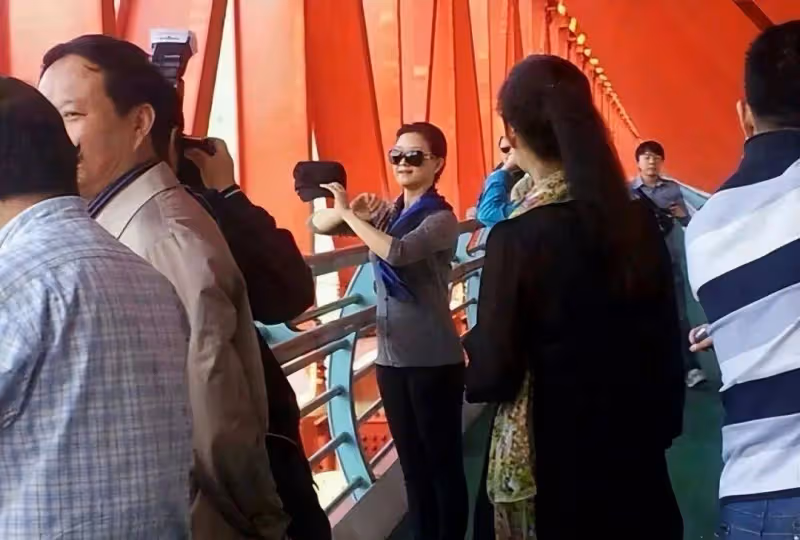 56歲宋祖英罕攜老公出遊!她開衫配絲巾美如貴婦,老公條紋衫西褲儒雅帥氣
