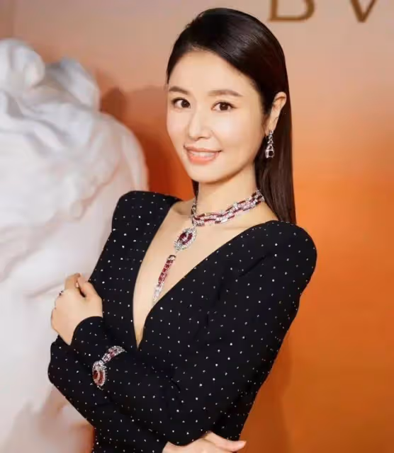 林心如終於不低調,剪了齊肩發穿藍裙子高級明艷,穿出無盡高級感