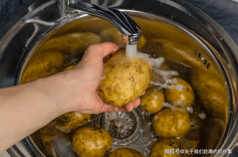 今天才知道,保存土豆這麼簡單,放一年不發芽不腐爛,不學可惜了