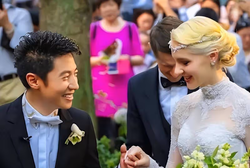 撒貝寧夫婦帶娃現身南京遊玩,倆娃街頭駐足跳舞,呆萌可愛惹人贊