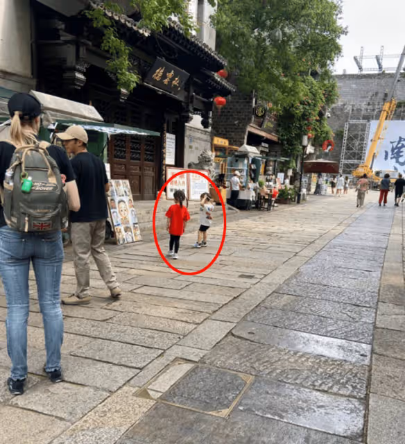 撒貝寧夫婦帶娃現身南京遊玩,倆娃街頭駐足跳舞,呆萌可愛惹人贊