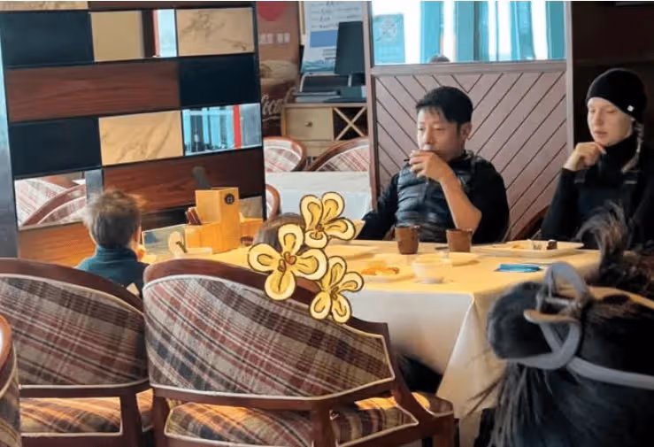 撒貝寧夫婦帶娃現身南京遊玩,倆娃街頭駐足跳舞,呆萌可愛惹人贊