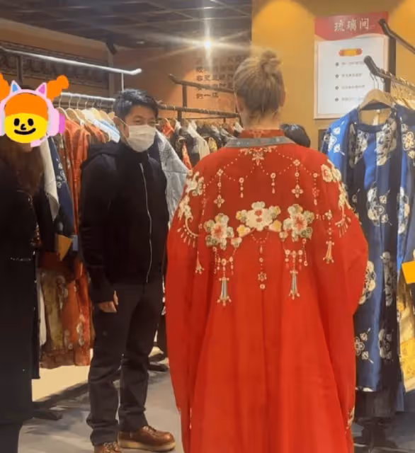 撒貝寧夫婦帶娃現身南京遊玩,倆娃街頭駐足跳舞,呆萌可愛惹人贊