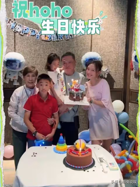 應采兒攜孩子三亞旅遊,倆兒子玩的好開心,小兒子留長發似女孩子