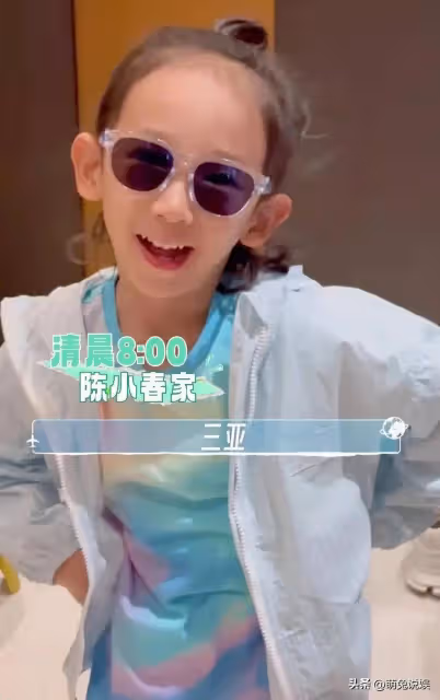 應采兒攜孩子三亞旅遊,倆兒子玩的好開心,小兒子留長發似女孩子