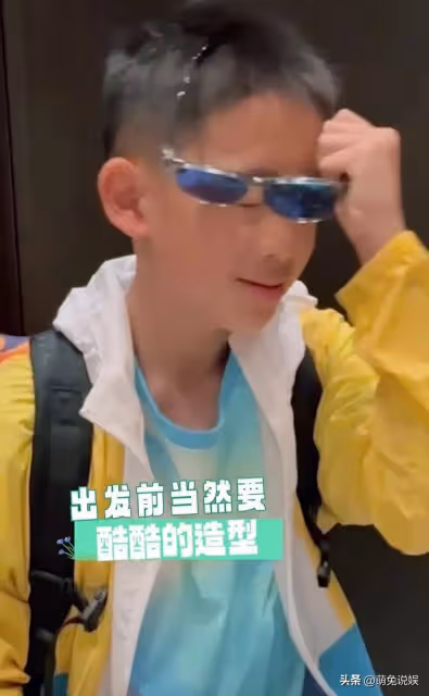 應采兒攜孩子三亞旅遊,倆兒子玩的好開心,小兒子留長發似女孩子