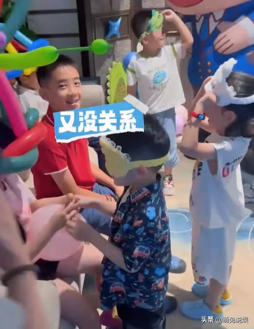 應采兒攜孩子三亞旅遊,倆兒子玩的好開心,小兒子留長發似女孩子