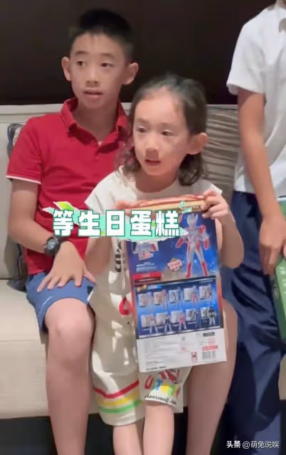 應采兒攜孩子三亞旅遊,倆兒子玩的好開心,小兒子留長發似女孩子