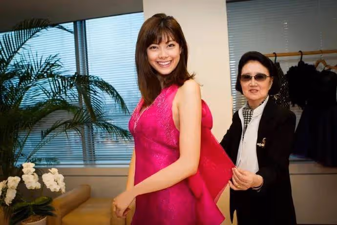 日本名模女星森星穿粉色深V露背裙!明媚靚麗性感撩人