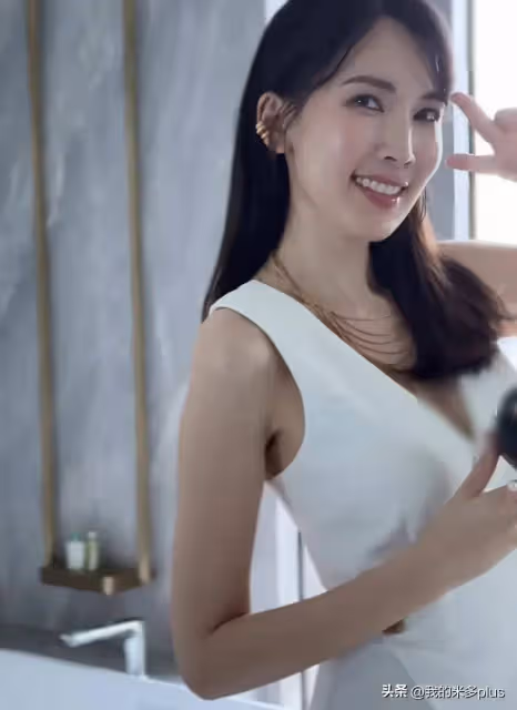 林志穎老婆拍雜誌,40歲陳若儀頂著一臉水光肌出鏡,網紅味十足