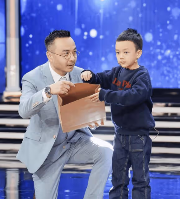 汪涵老當益壯!妻子公開承認二胎,10歲沐沐管教妹妹,哥哥力爆棚