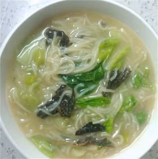 河南人農家特色美食芝麻葉麵條，芝麻葉不苦有技巧，這是家的味道