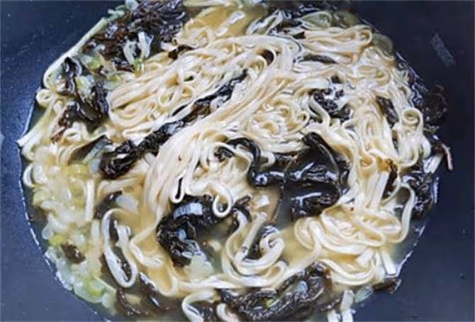 河南人農家特色美食芝麻葉麵條，芝麻葉不苦有技巧，這是家的味道