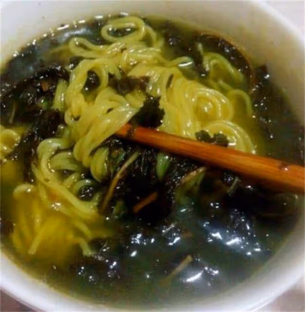 河南人農家特色美食芝麻葉麵條，芝麻葉不苦有技巧，這是家的味道
