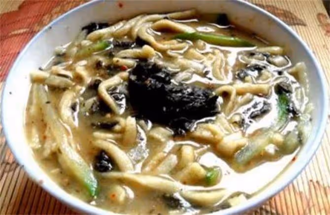 河南人農家特色美食芝麻葉麵條，芝麻葉不苦有技巧，這是家的味道