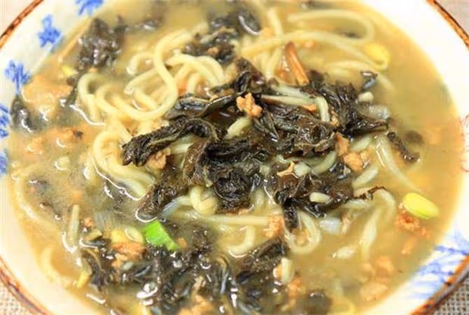 河南人農家特色美食芝麻葉麵條，芝麻葉不苦有技巧，這是家的味道