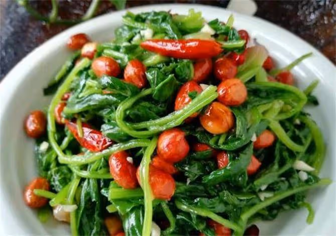 菠菜最好吃的做法,加一把花生米,滑嫩不油膩,比飯店還香