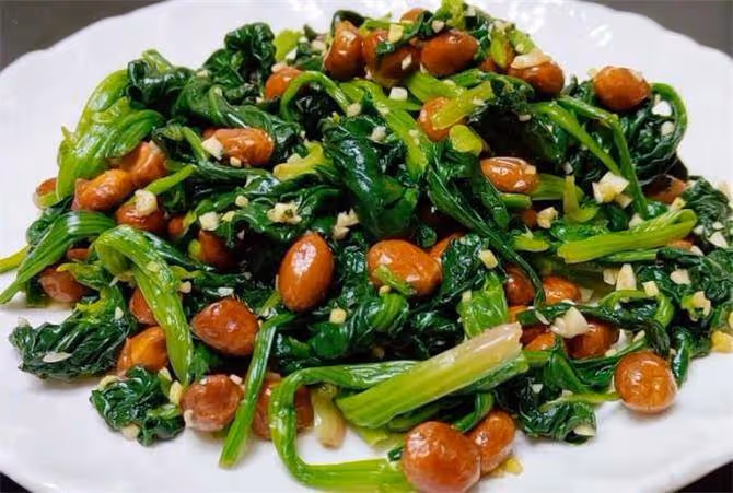 菠菜最好吃的做法,加一把花生米,滑嫩不油膩,比飯店還香