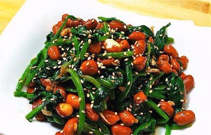 菠菜最好吃的做法,加一把花生米,滑嫩不油膩,比飯店還香