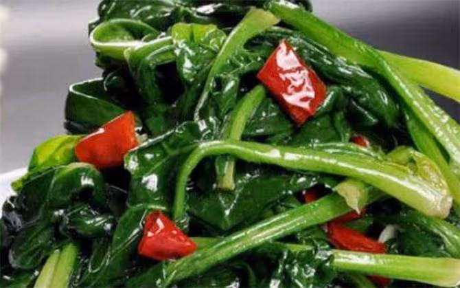 炒菠菜時，直接下鍋炒是大錯，多加這一步，出鍋顏色碧綠無澀味