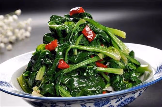 炒菠菜時，直接下鍋炒是大錯，多加這一步，出鍋顏色碧綠無澀味