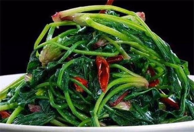 炒菠菜時，直接下鍋炒是大錯，多加這一步，出鍋顏色碧綠無澀味