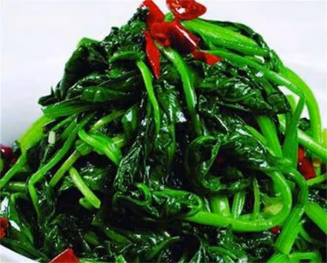 炒菠菜時，直接下鍋炒是大錯，多加這一步，出鍋顏色碧綠無澀味