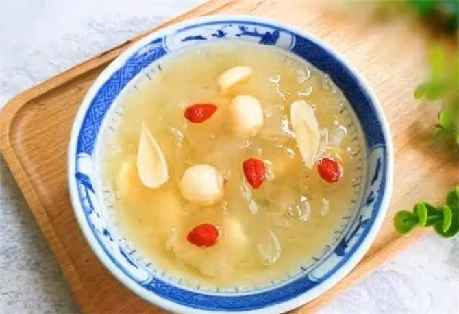 教你在家熬銀耳百合蓮子羹,做法簡單,粘稠順滑,營養又好喝