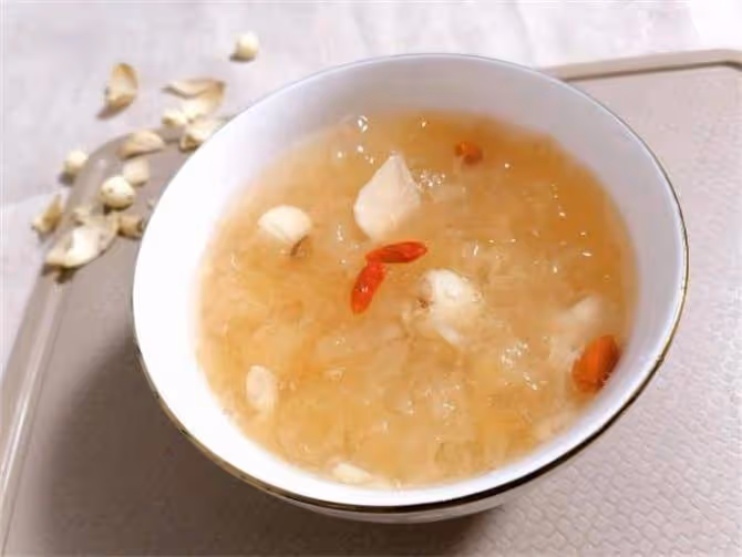 教你在家熬銀耳百合蓮子羹,做法簡單,粘稠順滑,營養又好喝