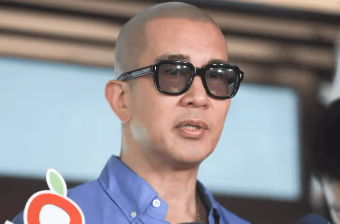 大S吸毒門後首現身，行動受阻坐輪椅出門，疑似出國或移民