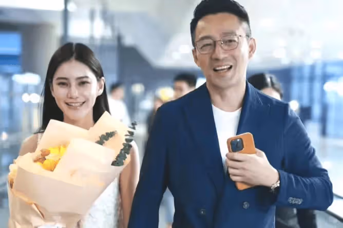 大S吸毒門後首現身，行動受阻坐輪椅出門，疑似出國或移民