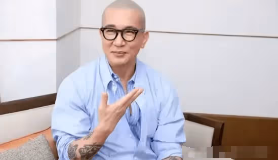 具俊曄回韓國補辦銀行卡被工作人員嘲諷,罕見情緒失控,網友:這不就是實話?