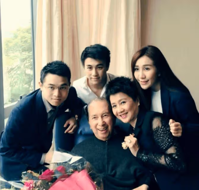 賭王33歲女兒慶博士畢業!喂小8歲內地老公吃蛋糕,還深情擁吻